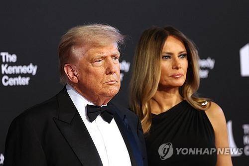 케네디센터에 온 트럼프와 멜라니아 도널드 트럼프 대통령과 멜라니아 트럼프 여사가 지난 6월 11일 '레미제라블' 공연 관람을 위해 미국 워싱턴 DC의 케네디센터를방문한 모습. [AFP=연합뉴스 자료사진. 재판매 및 DB 금지]