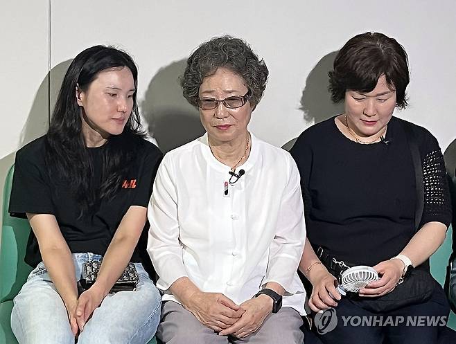 '61년의 기다림' 첫 공판 앞둔 최말자씨 (부산=연합뉴스) 김재홍 기자 = 최말자(78·가운데)씨가 23일 오전 부산지법 352호 법정 앞에서 자신의 재심 첫 공판을 기다리고 있다. 최씨는 61년 전 자신을 성폭행하려던 남성의 혀를 깨물어 중상해 혐의 유죄 판결을 받았으나 재심을 받게 됐다. 2025.7.23 pitbull@yna.co.kr