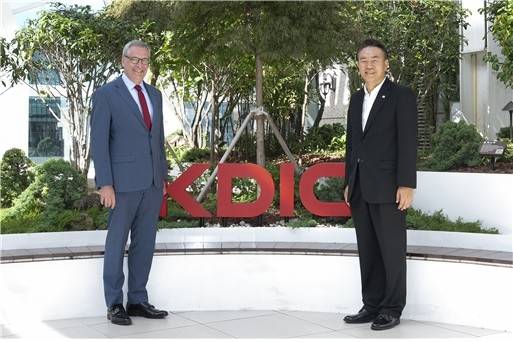 예금보험공사 유재훈 사장(우)과 EU SRB 도미니크 라부헤익스 의장이 22일 면담 후 함께 포즈를 취하고 있다. [예금보험공사 제공]