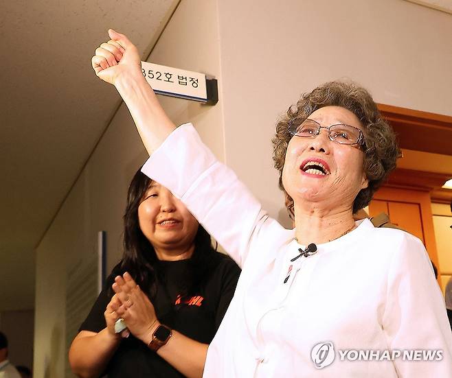 61년 만에 인정받은 정당방위 (부산=연합뉴스) 손형주 기자 = 61년 전 자신을 성폭행하려던 남성의 혀를 깨물어 중상해 혐의 유죄 판결을 받았던 최말자(78)씨가 23일 부산지법에서 열린 재심 첫 공판을 마치고 법정을 나서며 "이겼습니다"를 외치고 있다. 이날 검찰은 "정당방위가 인정된다"며 무죄를 구형했다. 
 2025.7.23 handbrother@yna.co.kr