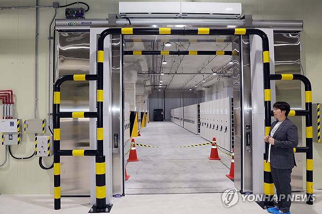 입양기록 26만권 보관할 고양 임시서고 개관 (고양=연합뉴스) 김병만 기자 = 23일 경기도 고양시 덕양구 한 저온 물류센터 건물 내 '입양인 뿌리'인 입양기록 26만권을 한곳에 보관할 임시서고 내부 모습. 
    아동권리보장원은 서가 면적 약 670평, 작업공간 201평, 사무실 71평 등 규모로 항온항습기 등 설비를 갖췄다고 설명했다. 2025.7.23 kimb01@yna.co.kr