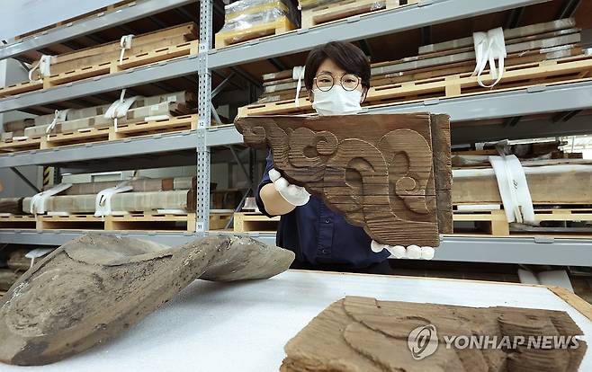 관월당 해체 부재 공개 (파주=연합뉴스) 이진욱 기자 = 23일 경기도 파주시 경기 파주시 전통건축수리기술진흥재단 수장고에서 만난  수장고에서 관계자가 관월당 해체 부재를 공개하고 있다. 국가유산청과 국외소재문화유산재단은 일본 가마쿠라(鎌倉)의 사찰 고토쿠인(高德院·고덕원)과 약정을 체결해 관월당 부재를 정식으로 양도받았다. 2025.7.23 cityboy@yna.co.kr