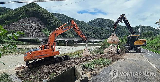 파손된 상수도 관로 복구 작업 (울산=연합뉴스) 허광무 기자 = 20일 울산시 울주군 범서읍 사연교 인근 태화강변에서 파손된 상수도 송수관로 복구를 위한 물막이 작업이 진행되고 있다. 지난 18일과 19일 내린 많은 비로 태화강 유량과 유속이 증가하면서 강을 따라 사연교 아래로 지나는 지름 900㎜짜리 송수관로가 파손됐고, 그 영향으로 언양읍 등 6개 읍·면 지역에 상수도 공급이 중단됐다. 2025.7.20 hkm@yna.co.kr