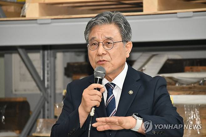 인사말 하는 허민 국가유산청장 (서울=연합뉴스) 허민 국가유산청장이 23일 경기 파주시 전통건축수리기술진흥재단에서 열린 관월당 해체 부재 언론공개회에서 인사말을 하고 있다. 2025.7.23 [국가유산청 제공. 재판매 및 DB 금지] photo@yna.co.kr