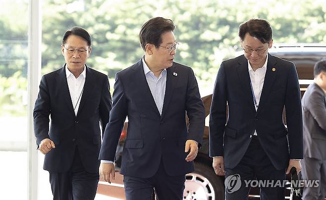 이재명 대통령과 황인권 대통령경호처장(왼쪽) (서울=연합뉴스) 한상균 기자 = 이재명 대통령이 11일 용산 대통령실로 출근하고 있다. 2025.7.11 [대통령실통신사진기자단] xyz@yna.co.kr