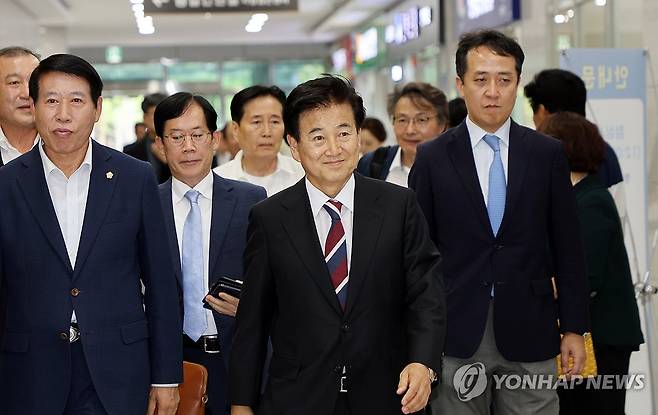 법정으로 (전주=연합뉴스) 정경재 기자 = 정동영 통일부 장관 후보자가 23일 전주지법에서 열린 공직선거법 위반 항소심 재판에 참석하기 위해 변호인단과 함께 법정으로 향하고 있다. 2025.7.23 jaya@yna.co.kr
