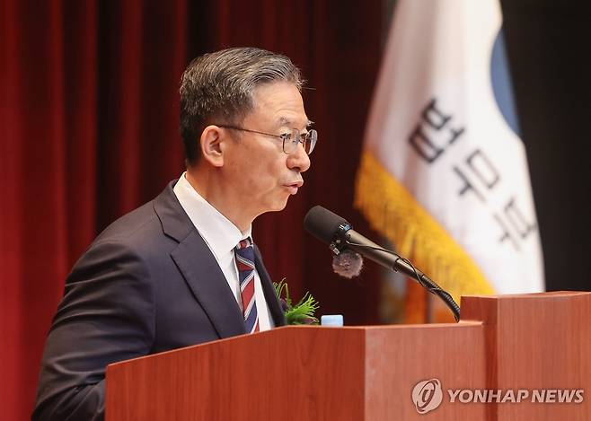 취임사하는 정성호 법무부 장관 (과천=연합뉴스) 김주형 기자 = 정성호 법무부 장관이 21일 정부과천청사에서 열린 취임식에서 취임사하고 있다. 2025.7.21 kjhpress@yna.co.kr