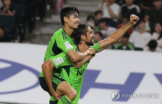 '콤파뇨 골' 2대0 앞서가는 전북현대 (전주=연합뉴스) 나보배 기자 = 23일 전북 전주월드컵경기장에서 열린 하나은행 K리그1 2025 전북현대와 강원FC의 경기. 전북현대 콤파뇨가 전반전에 골을 넣은 뒤 세리머니하고 있다. 2025.7.23 warm@yna.co.kr
