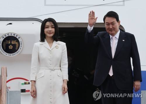 첫 다자 외교무대 나서는 윤석열 대통령 (성남=연합뉴스) 안정원 기자 = 윤석열 대통령과 김건희 여사가 스페인 마드리드에서 열리는 북대서양조약기구(나토) 정상회의 참석을 위해 27일 경기 성남 서울공항에서 공군 1호기에 올라 인사하고 있다. 2022.6.27 jeong@yna.co.kr