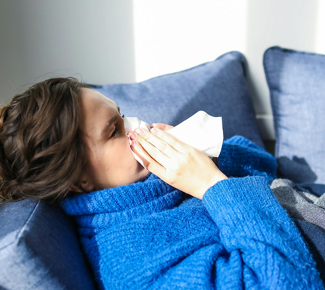 코를 푸는 여성