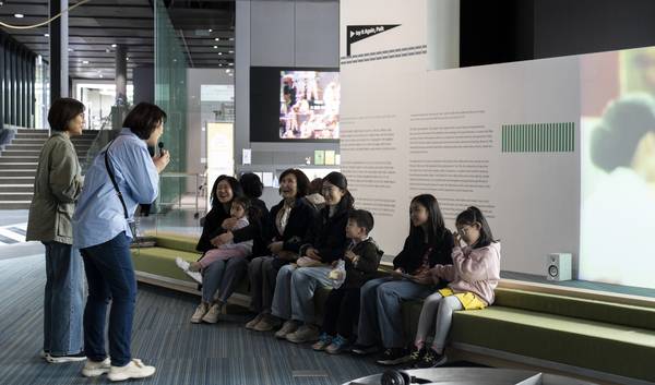 학급 단체를 대상으로 진행한 백남준아트센터 ‘피드백+’ 현장. /경기문화재단 제공