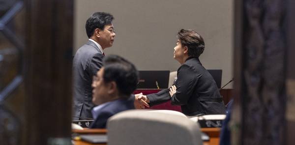 국민의힘 송언석 비상대책위원장 겸 원내대표(왼쪽)과 윤희숙 혁신위원장이 23일 국회 본회의 직후 다시 열린 국민의힘 의원총회에서 만나 악수하고 있다. 2025.7.23 /연합뉴스