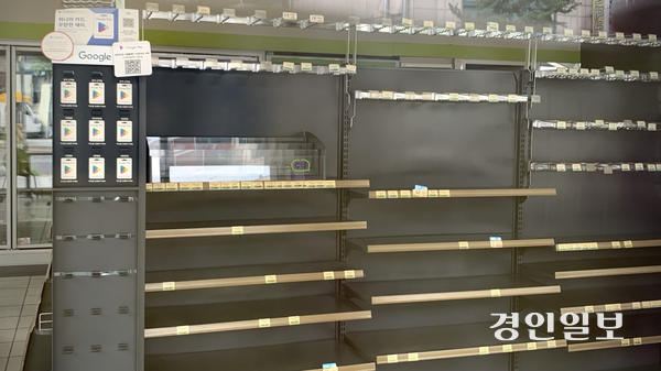 24일 오전 찾은 수원시 권선구의 한 CU 점포. 간판은 그대로 걸려 있었지만 내부는 불이 꺼진 채 영업은 이뤄지지 않고 있었다. 진열대에 가격표만 남아 사실상 무영업 상태임을 보여줬다. 2025.7.24 /유혜연기자 pi@kyeongin.com