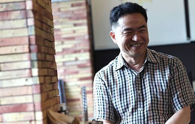 ▲&nbsp;오지용 경기남부경찰청 반부패경제범죄수사대장이 인터뷰를 마치고 활짝 웃고 있다. 오 대장은 윤석열 정부 '경찰국 신설' 반대 전국 경찰서장(총경) 회의에 참석해 인사 불이익을 겪었다./김철빈 기자 narodo@incheonilbo.com
