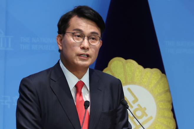 ▲ 국민의힘 윤상현 의원이 15일 서울 여의도 국회 소통관에서 기자회견을 열어 "이제 전선을 안에서 밖으로 돌려야 한다"며 당내 갈등을 중단하고 대여 투쟁 강화를 촉구하고 있다. /연합뉴스