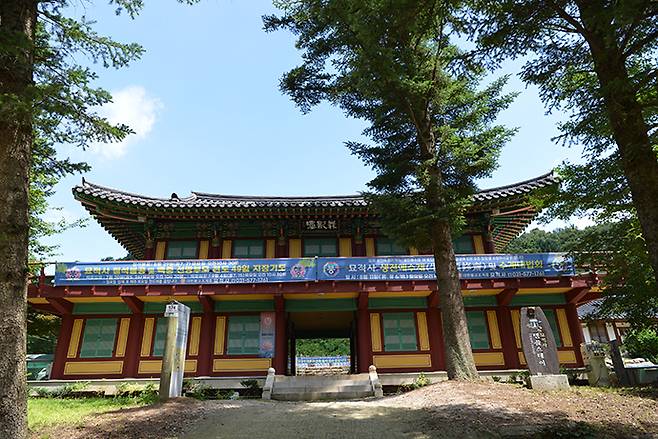 묘적사의 정문인 무영루. 주수완