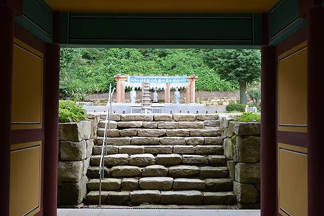 무영루 아래를 지나면서 본 묘적사 경내. 주수완