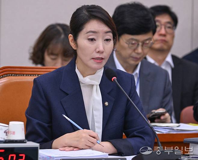 지난 14일 서울시 여의도 국회에서 이재명 정부 초대 장관 후보자들에 대한 인사청문회에서 열린 가운데 강선우 여성가족부 장관 후보자가 의원질의에 답하고 있다. 임채운기자