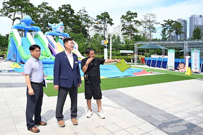 중촌문화공원 어린이 물놀이장 안전점검을 하고 있는 김제선 중구청장 .(사진= 대전 중구)