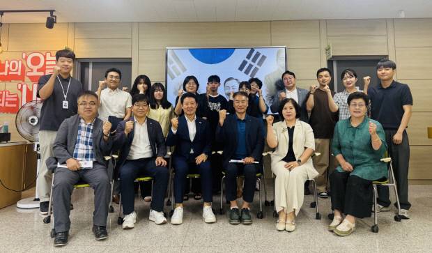 하당청소년문화센터는 전라남도청소년미래재단과 공동 주관으로 광복 80주년을 기념하는 이번 행사를 준비 중이다. 사진은 지난 22일 열린 추진위원회 회의후 기념 촬영하는 모습. 전남도교육청 제공