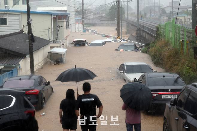 극한 호우로 지난 17일 광주 북구 신안동 일대가 침수돼 차량이 물에 잠겨 있는 모습. 광주·전남에는 지난 17일부터 사흘간 400∼600㎜의 극한호우가 쏟아져 주택, 상가, 도로 곳곳이 침수됐다. /임문철 기자 35mm@namdonews.com