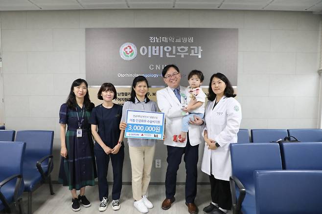 청각장애로 태어난 2살 어린이가 전남대학교병원과 KT가 함께한 지원사업을 통해 청력을 회복하며 '소리의 기적'을 경험했다. /전남대병원 제공