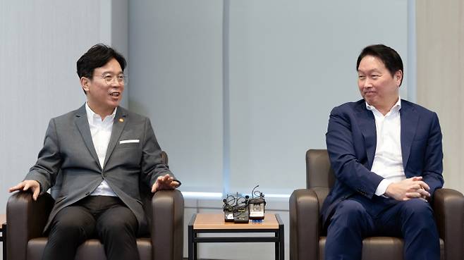 김영훈 고용노동부 장관(왼쪽)이 24일 서울 중구 대한상공회의소를 방문해 최태원 대한상의 회장과 대화하고 있다./연합뉴스