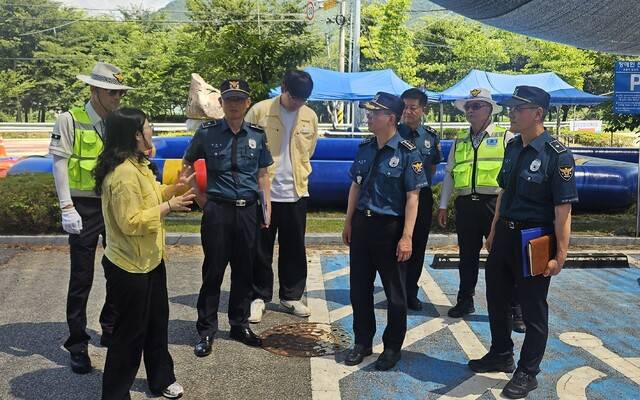 제9회 번암 물빛축제를 앞두고 황재현 장수경찰서장이 사전 안전점검을 하고 있다. /사진제공=장수경찰서