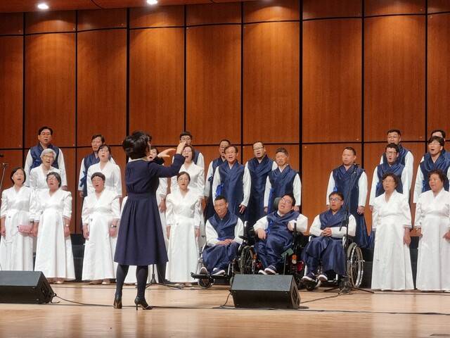 완주장애인합창단 ‘꽃’이 창단 1년 만에 전국장애인합창제 무대에서 공연하는 모습. 완주문화재단 제공