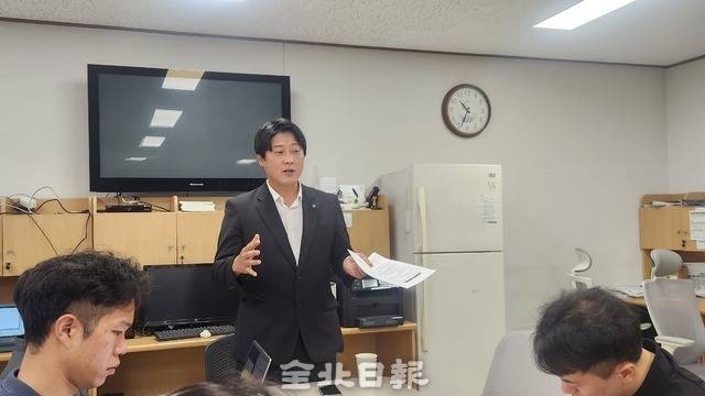 전북교총 오준영 회장은 23일 전북교육청 브리핑룸에서 간담회를 통해 전북지역 한 고등학교에서 발생한 성희롱 사건에 대한 교권보호위원회 결정을 철회하라고 요구하고 있다./전북일보