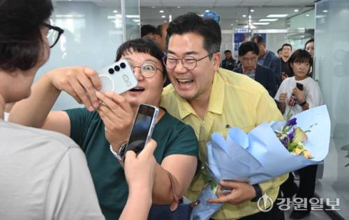 박찬대 더불어민주당대표 후보가 24일 강원특별자치도당을 방문해 당원들과 셀카를 함께 찍고 있다. 박승선기자