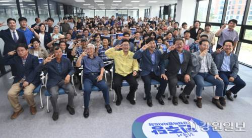 박찬대 더불어민주당대표 후보가 24일 강원특별자치도당을 방문해 김도균 도당위원장을 비롯한 당직자, 당원 등과 기념촬영을 하고 있다. 박승선기자