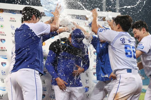 삼성 라이온즈의 헤르손 가라비토가 23일 대구에서 열린 SSG 랜더스와의 경기에 선발 등판, 7이닝 무실점 역투로 팀 승리를 이끌고 방송 인터뷰에 응한 직후 동료들이 첫 승 축하를 겸한 물 세례를 퍼붓고 있다. 삼성 제공