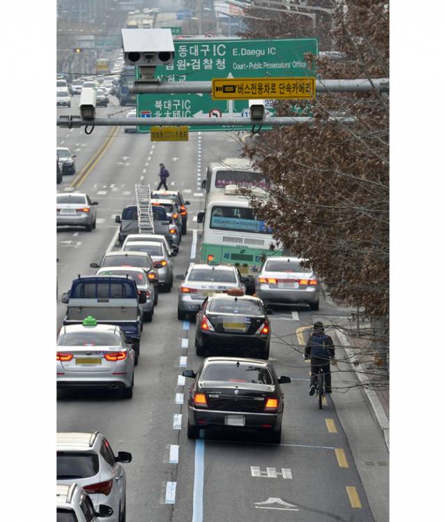 대구 도심 출근길 승용차들이 버스전용차로를 따라 주행하고 있다. 우태욱 기자 woo@msnet.co.kr