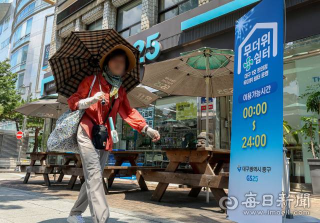 전국 대부분 지역에 폭염특보가 발효 중인 24일 대구 중구의 한 편의점에