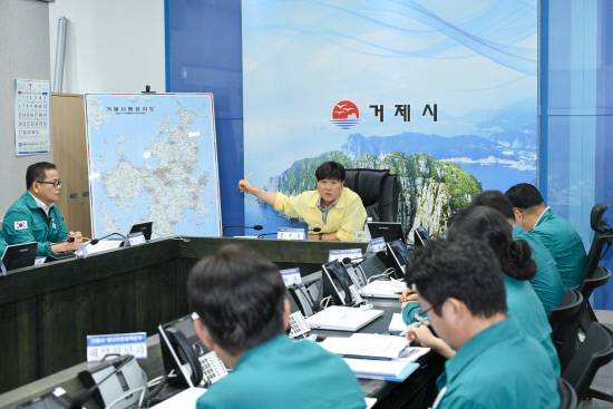 거제시 재난안전대책본부에서 변광용(노란색 상의) 거제시장이 관계 공무원들과 집중 호우 대비 상황을 점검하며 의견을 나누고 있다. 사진=거제시