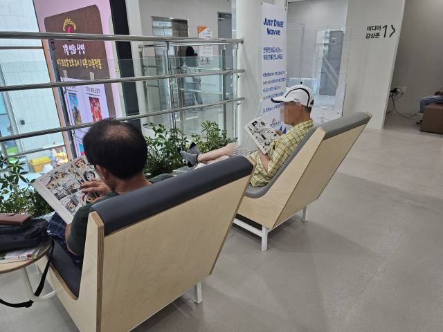 만화는 어르신도 좋아한다. 이날 도서관 곳곳에선 만화에 푹 빠진 장년층의 모습도 쉽게 찾을 수 있었다.