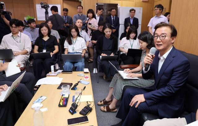 전재수 신임 해양수산부 장관이 24일 오전 정부세종청사에서 취임식을 가진 후 해수부 기자실을 방문해 기자들의 질문에 답하고 있다. 연합뉴스