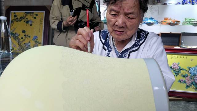 징더전 도자기 장인들이 전통 기법으로 도자기를 만들고 있다.