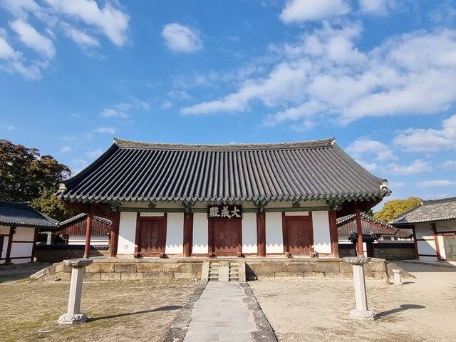 신라시대 국학이 있었던 곳으로 전하는 경주향교 대성전.