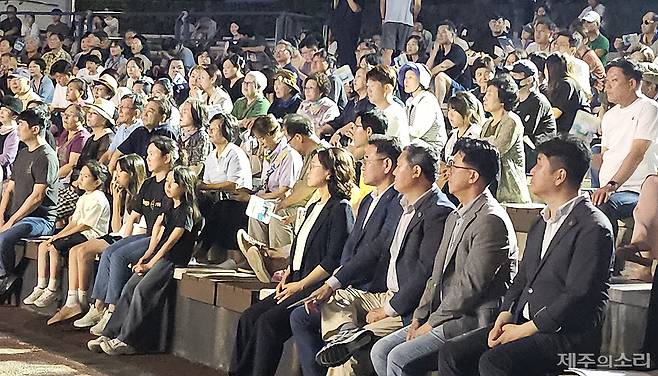 관객으로 가득 찬 탑동해변공연장. 김완근 제주시장과 정민구-양영수 의원은 별도 인사말 없이 관객들에게 인사한 뒤 같이 공연을 즐겼다.&nbsp; ⓒ제주의소리