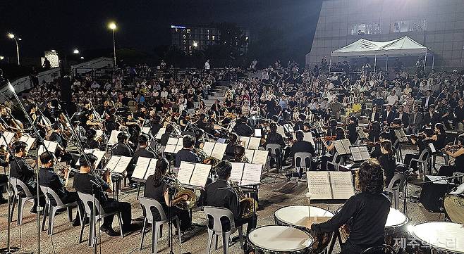 24일 한여름밤의 예숡공연이 제주시 탑동해변공연장에서 개막했다. ⓒ제주의소리