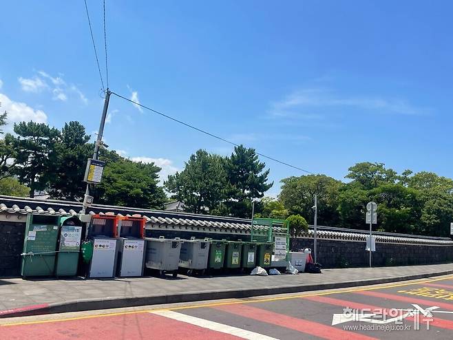제주목 관아 북측 울타리를 벽면삼아 설치한 클린하우스. ⓒ헤드라인제주