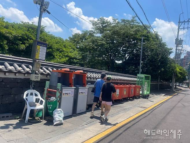 제주목 관아 서측 울타리를 벽면삼아 설치한 클린하우스. ⓒ헤드라인제주