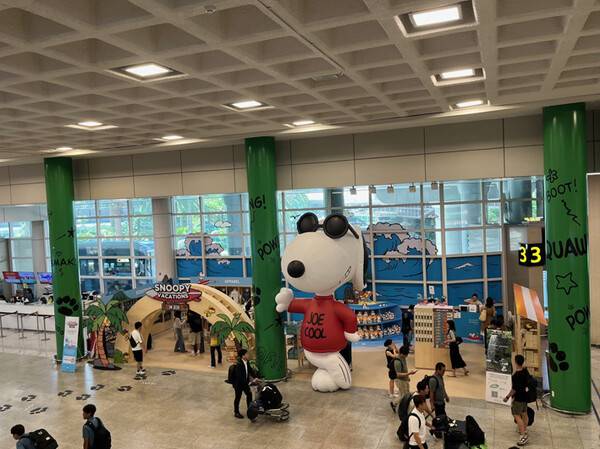 제주공항 1층에 문을 연 스누피 팝업스토어. 제주공항 제공.