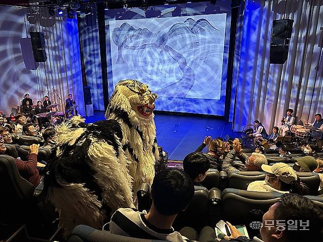 (사)전통연희놀이연구소의 '개똥이와 무등산호랑이' 공연 모습