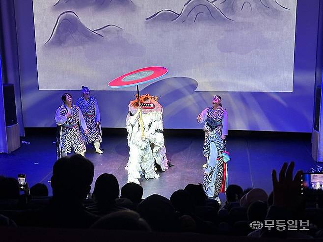 (사)전통연희놀이연구소의 '개똥이와 무등산호랑이' 공연 모습