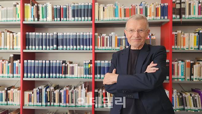 23일(현지시간) 베를린 프리드리히슈트라세에서 클라우스 후렐만 헤리티스쿨 교수가 기념 촬영을 하고 있다. (사진=백주아 기자)