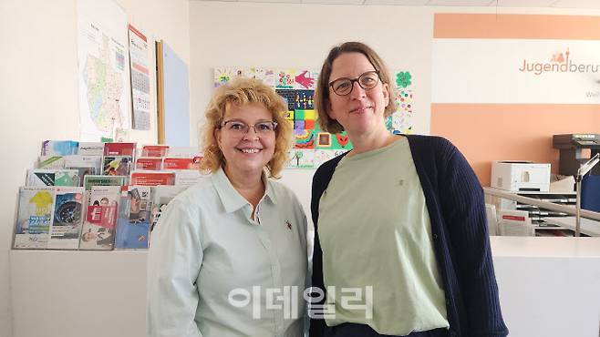 안드레아 프로이세(왼쪽) 독일청년고용청 진로상담팀장과 카트야 뵐비어 전환관리 팀장. (사진=백주아 기자)