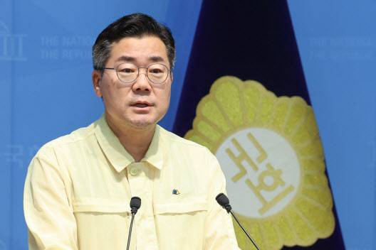 박찬대 더불어민주당 당대표 후보가 24일 오전 서울 여의도 국회 소통관에서 검찰과거사위원회법 제정 등 검찰개혁 관련 기자회견을 하고 있다. (사진=뉴스1)